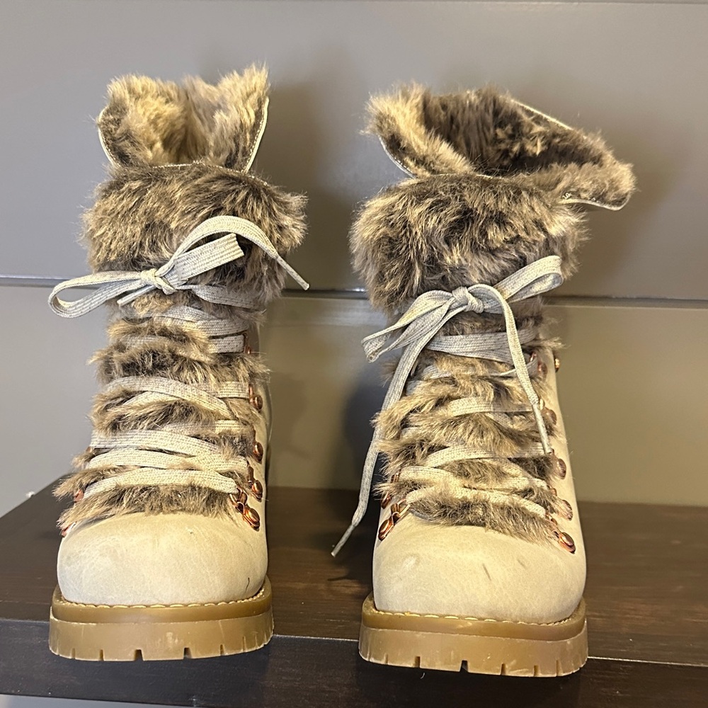 Lugz's Size 7 Women's Faux Fur-Lined Lace-Up Boots - Picture 3 of 8